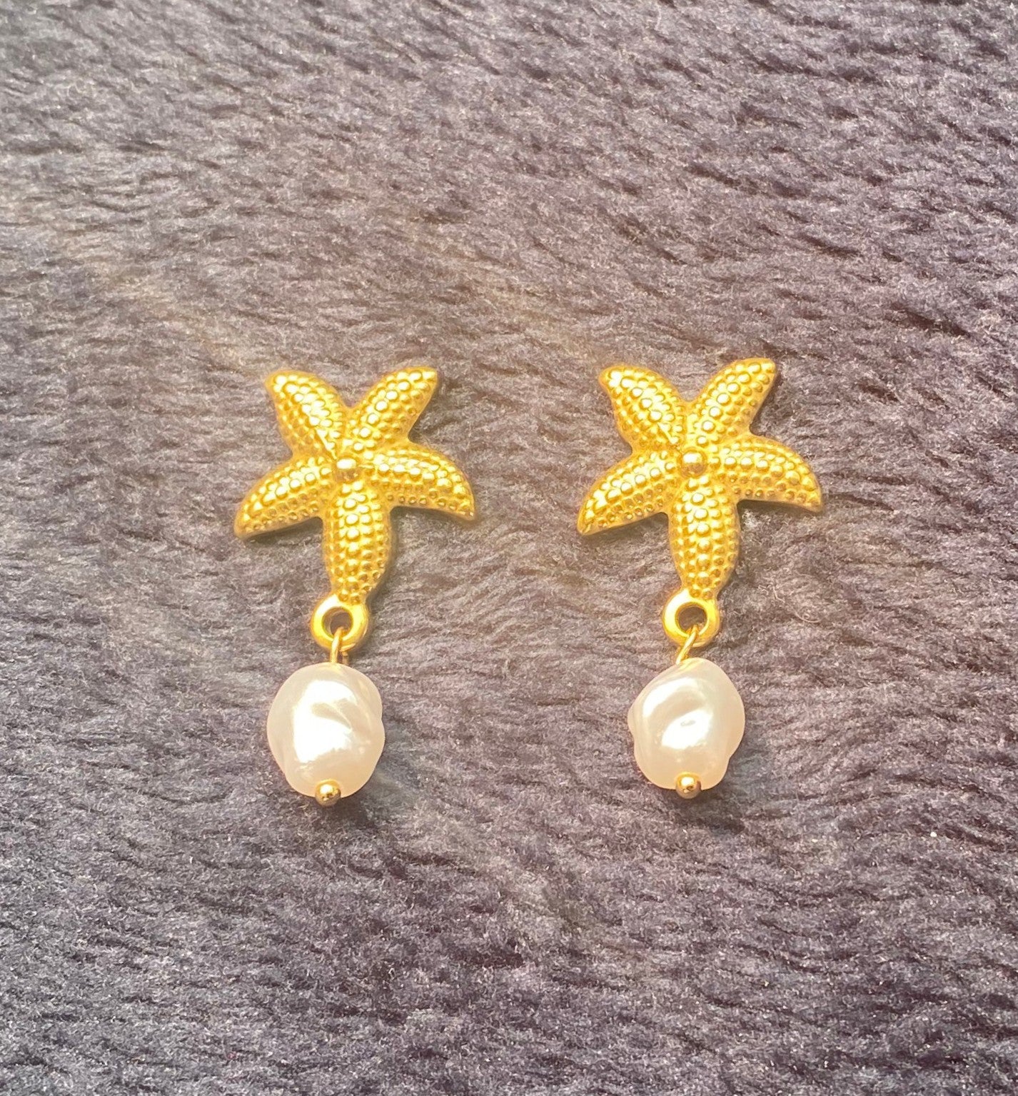 18k Gold Starfish Earring, Freshwater Baroque Pearl, Freeform White Pearl, Ocean-Inspired All the glitter is gold, Summer jewelry