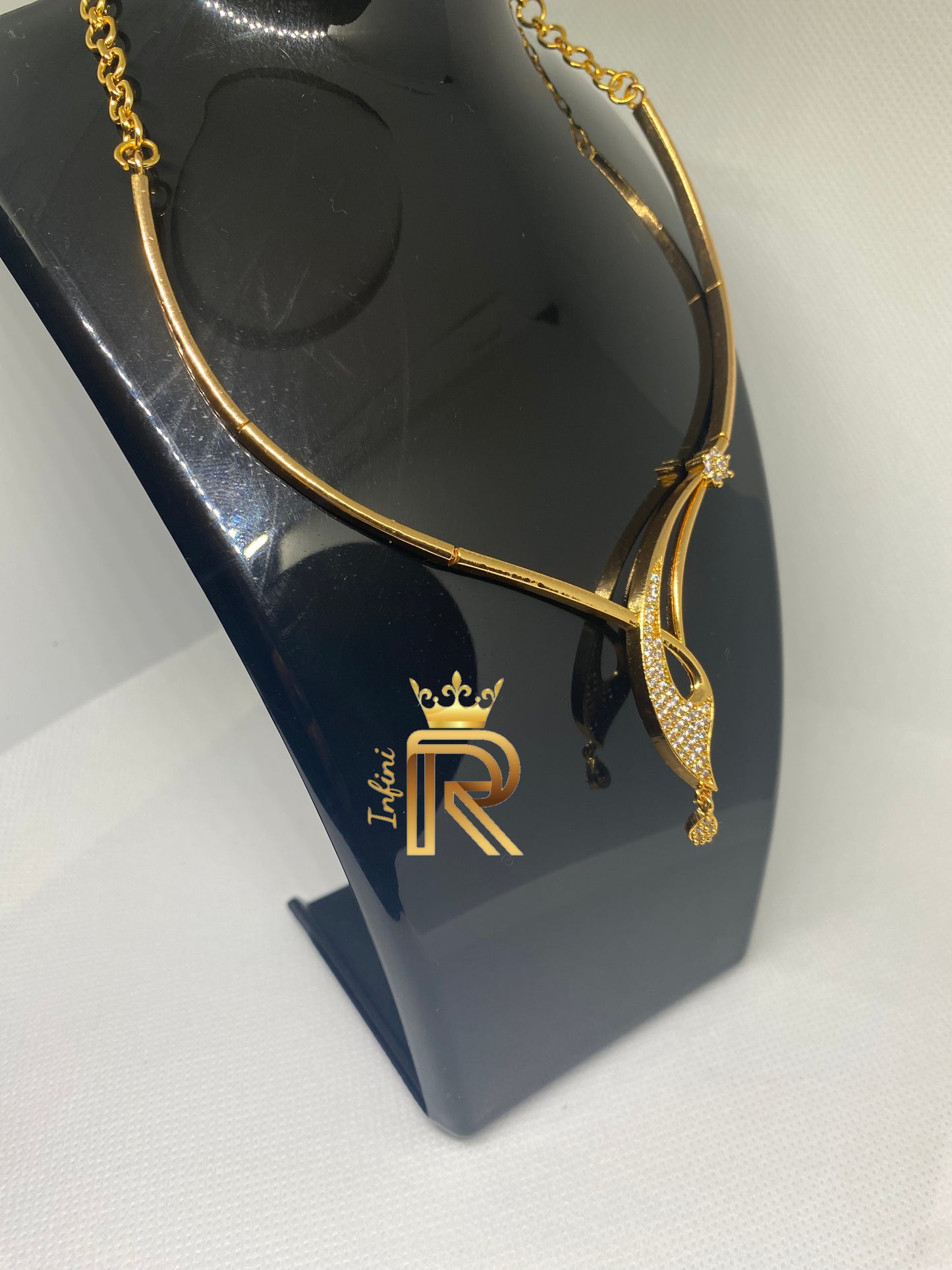 Elegant Diamond fashion choker