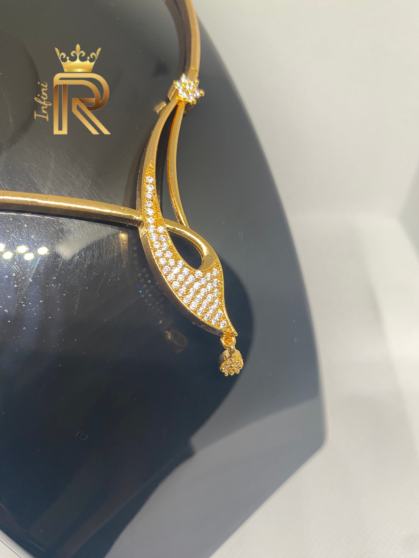 Elegant Diamond fashion choker