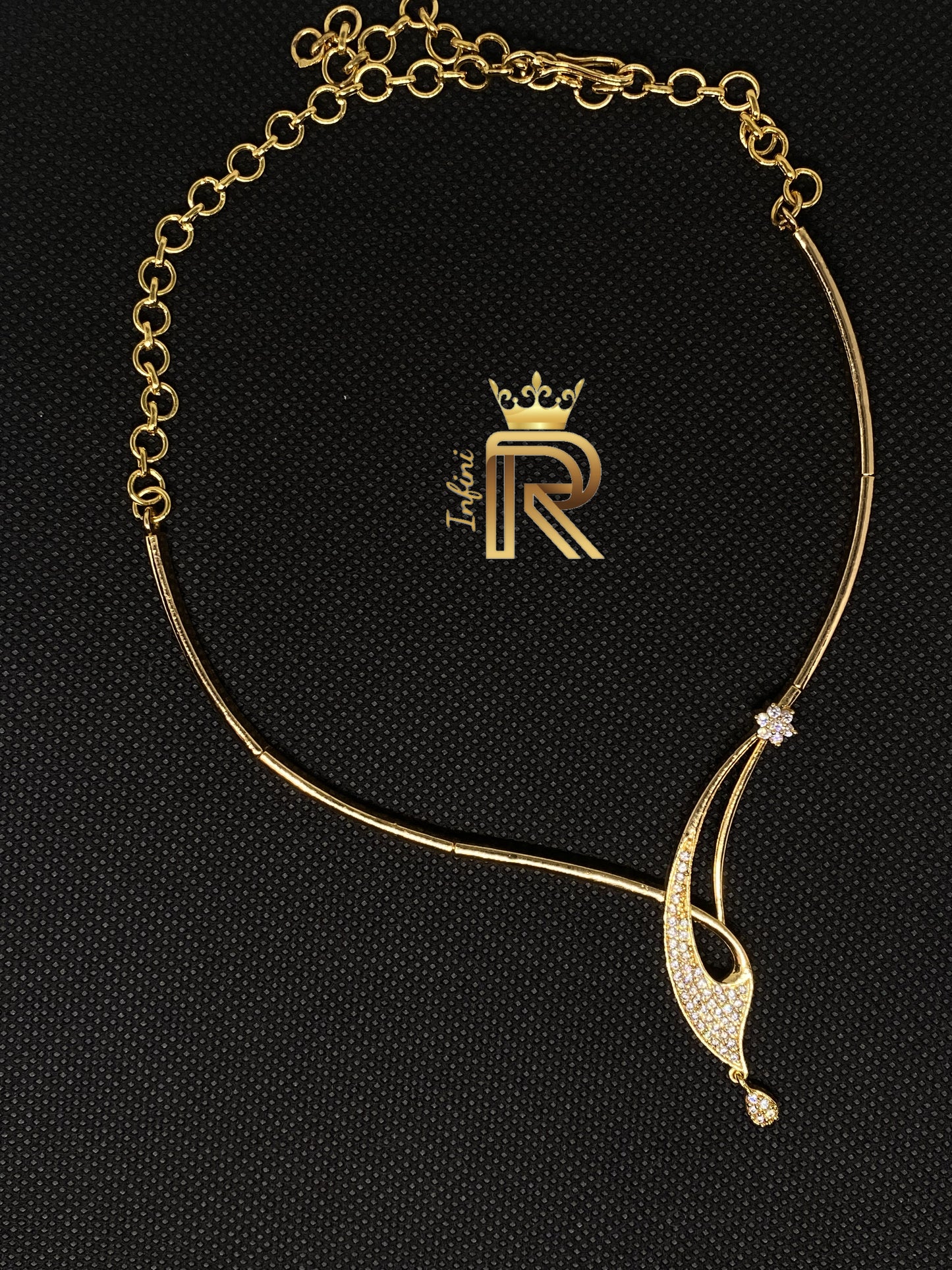 Elegant Diamond fashion choker