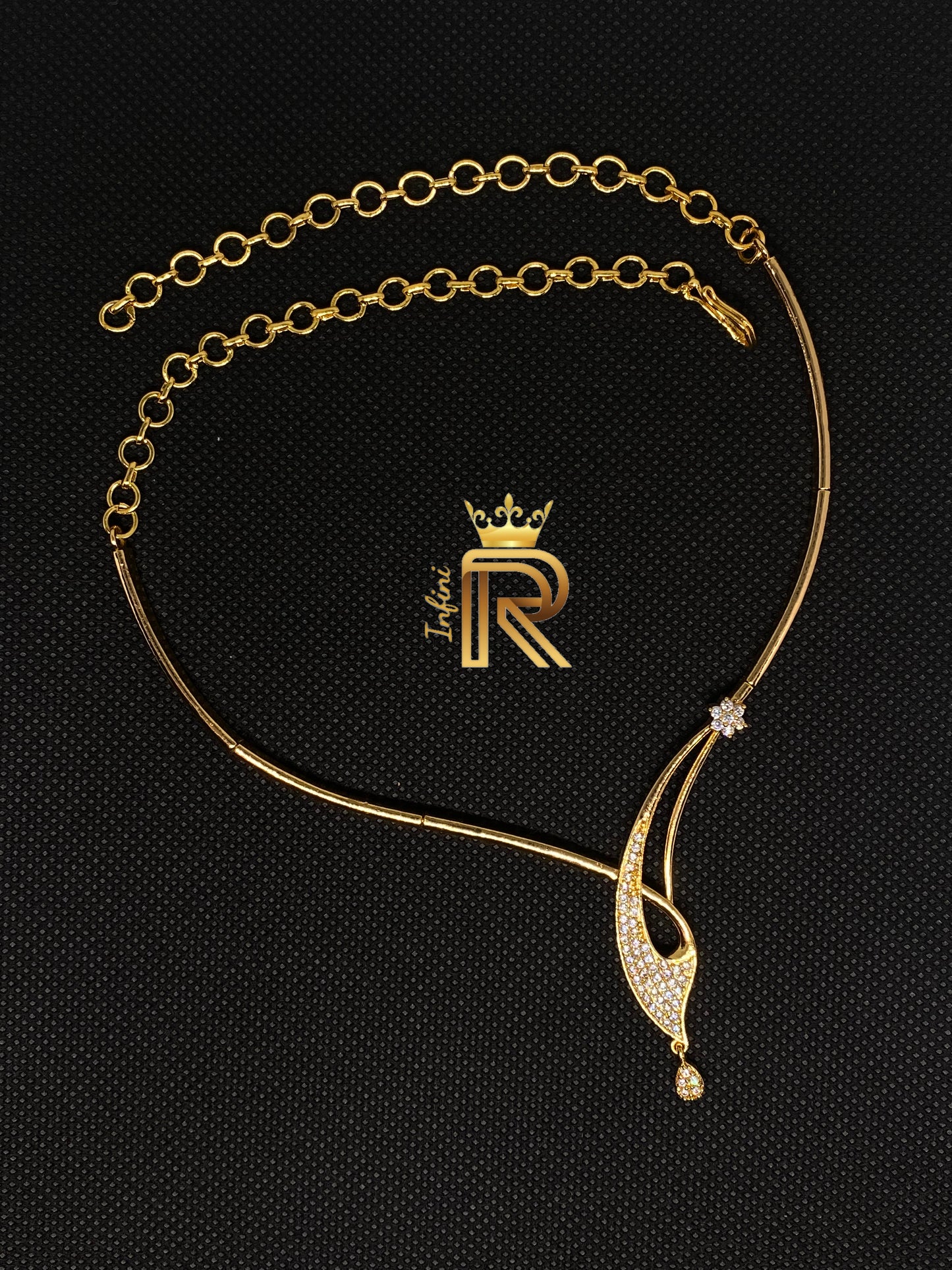Elegant Diamond fashion choker