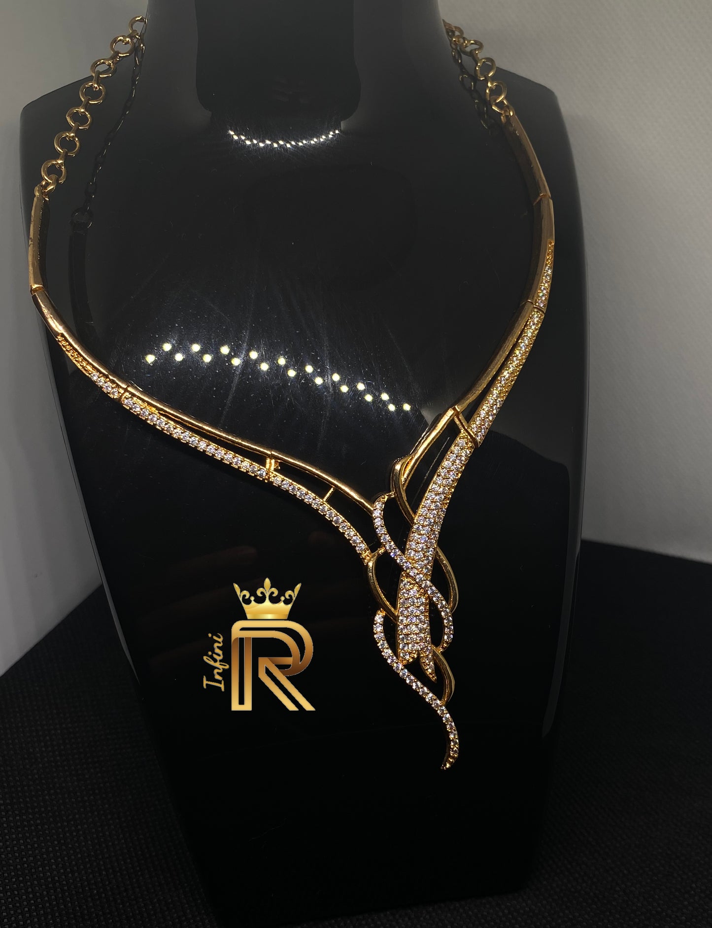 Diamond Swirl design modern fashion choker