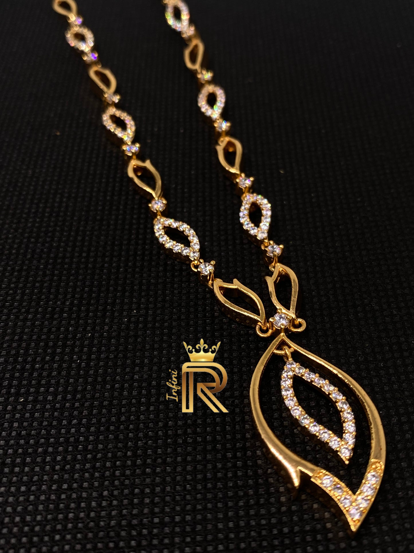 Elegant Leaf White Diamond